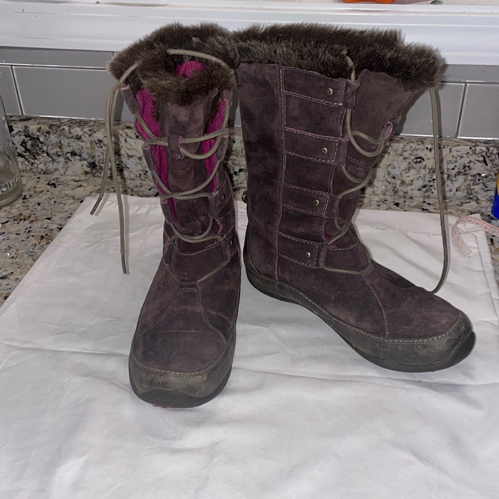 - The North Face Prima Loft boots size 7.5 200 gram insulation.